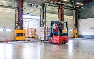 Le chargement du camion est le processus qui consiste à placer les marchandises dans le véhicule de transport