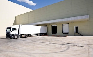 Les opérations de chargement et de déchargement sont essentielles au cross-docking.