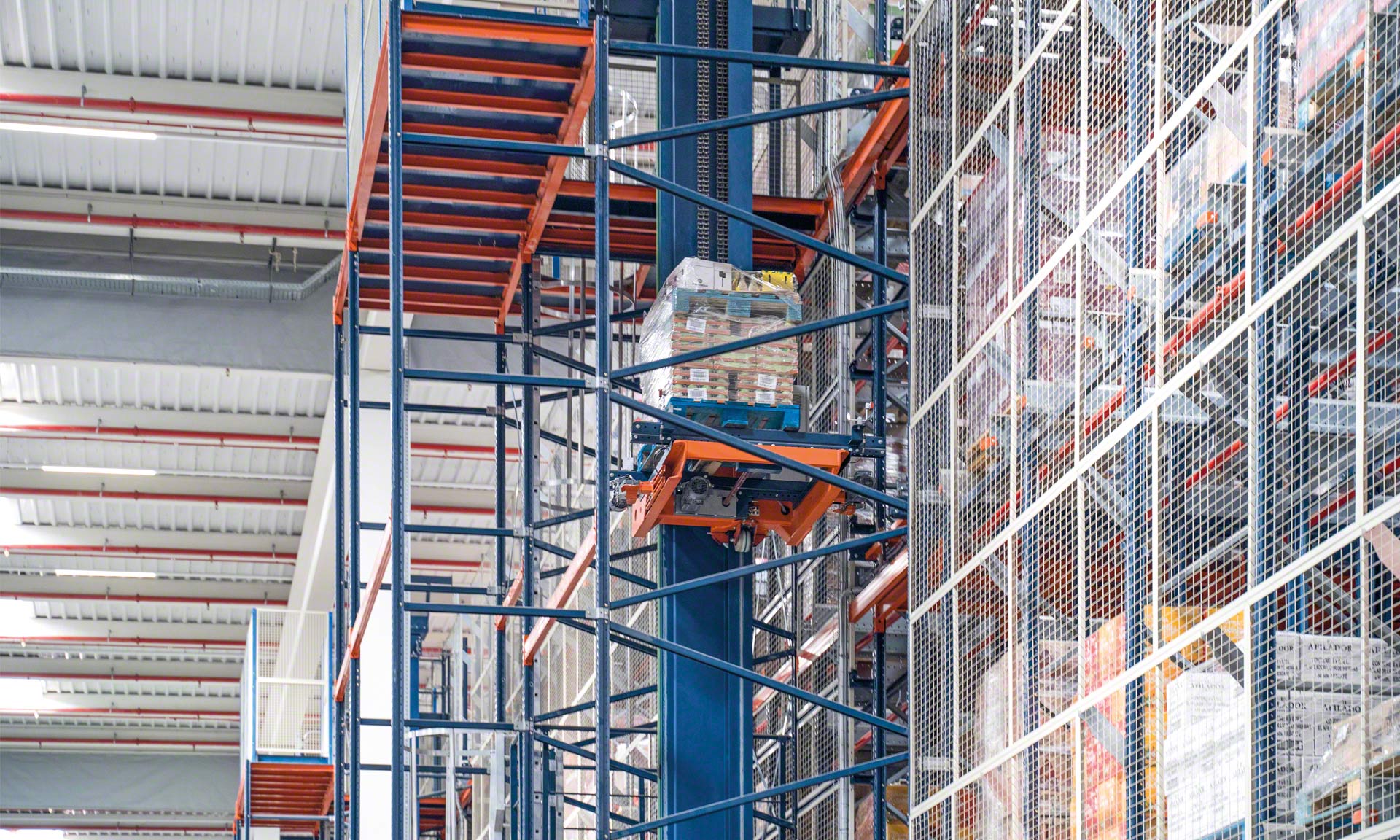 marchandises sur palettes dans les étagères d'entrepôt Photo Stock - Alamy