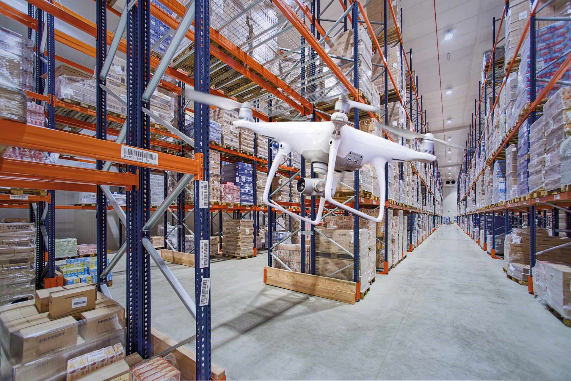 Gérer l'inventaire à l'aide de drones permet d'assurer un suivi efficace des stocks