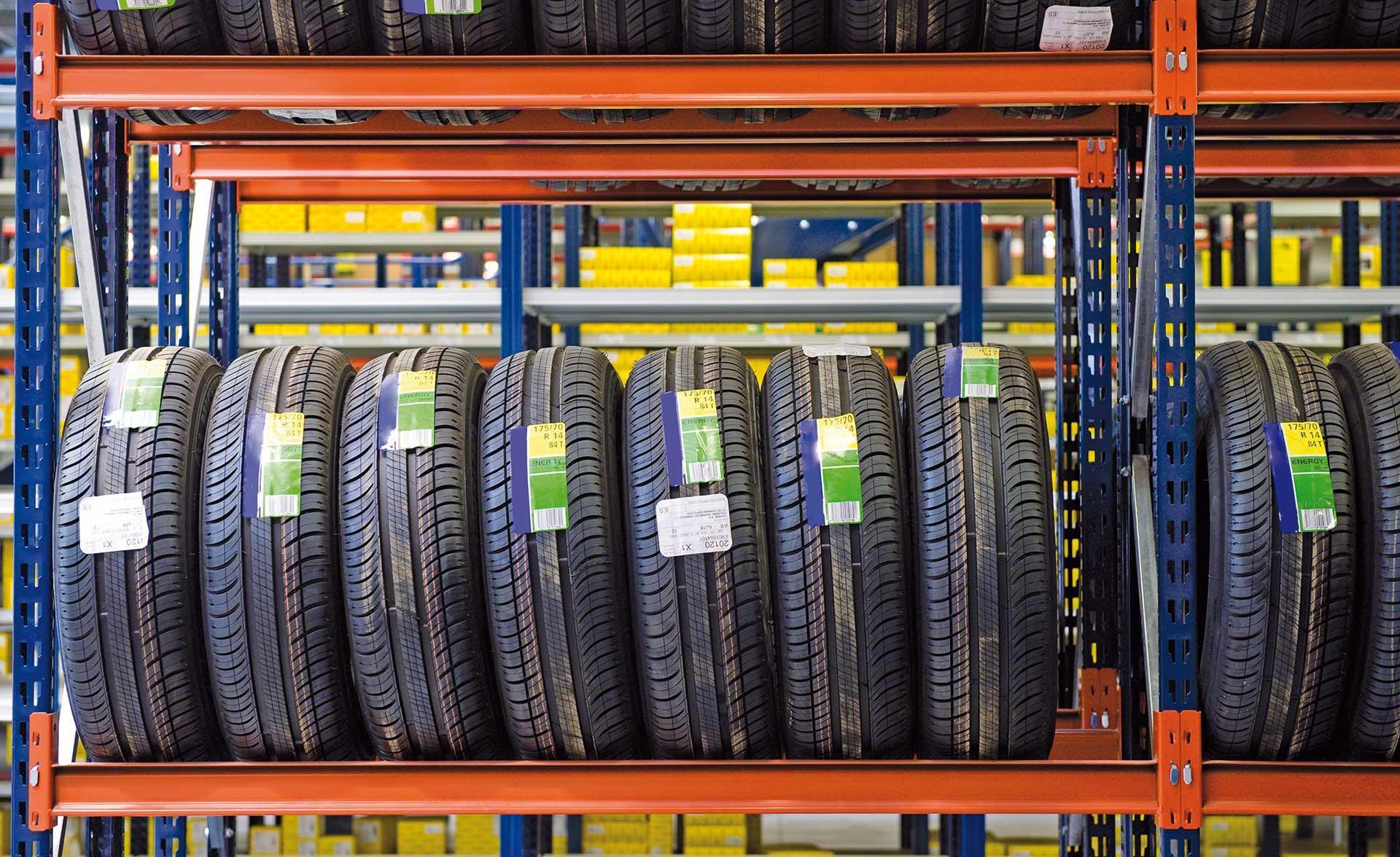 Le stockage de pneus en entrepôt nécessite la personnalisation des rayonnages