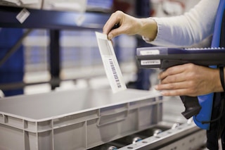 La traçabilité englobe l'ensemble des mesures d'enregistrement et d'identification d'un produit tout au long de la chaîne logistique La traçabilité englobe l'ensemble des mesures d'enregistrement et d'identification d'un produit tout au long de la chaîne logistique