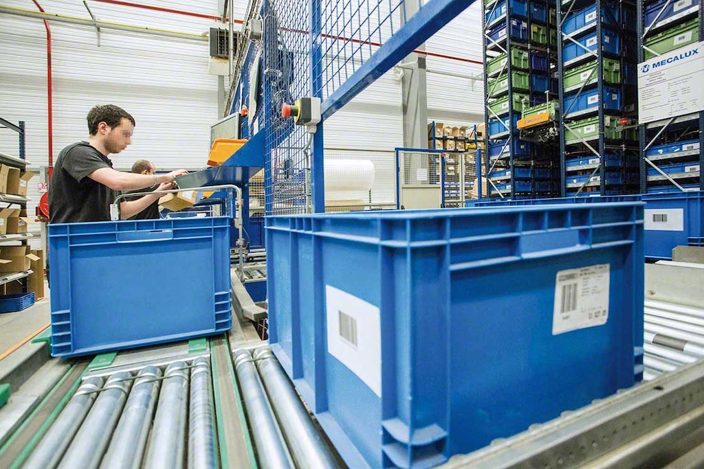 Le WMS facilite le réétiquetage des retours e-commerce et leur assigne de nouveaux emplacements. Le WMS facilite le réétiquetage des retours e-commerce et leur assigne de nouveaux emplacements.