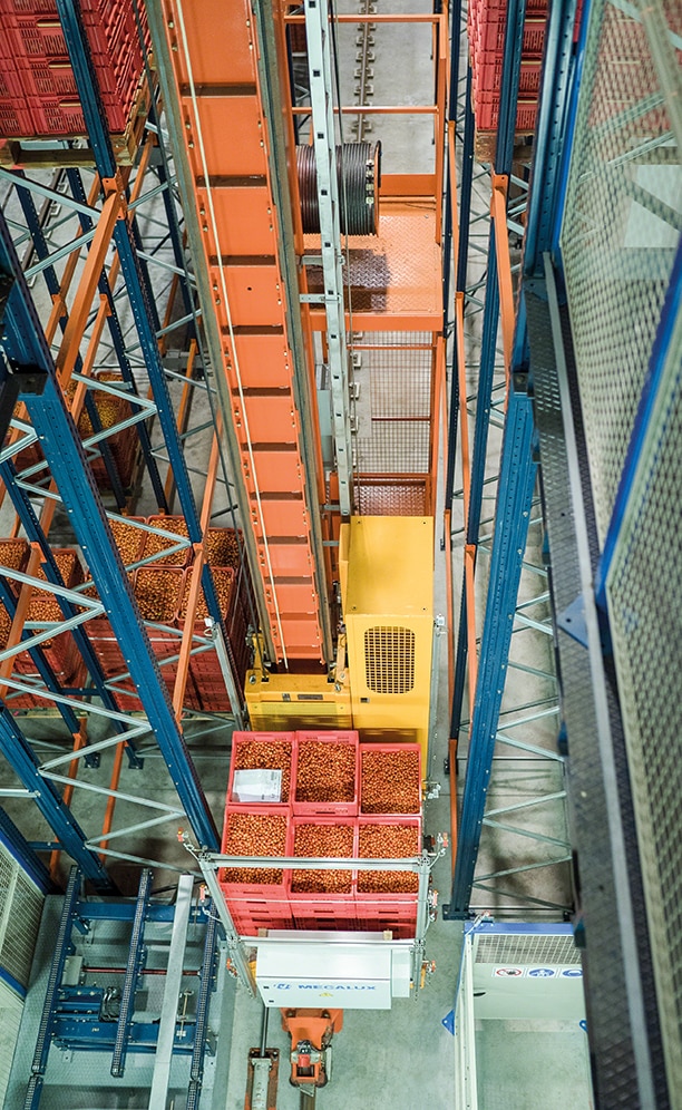 La marchandise sort au niveau inférieur, et sans interférer avec les entrées pour maximiser la performance