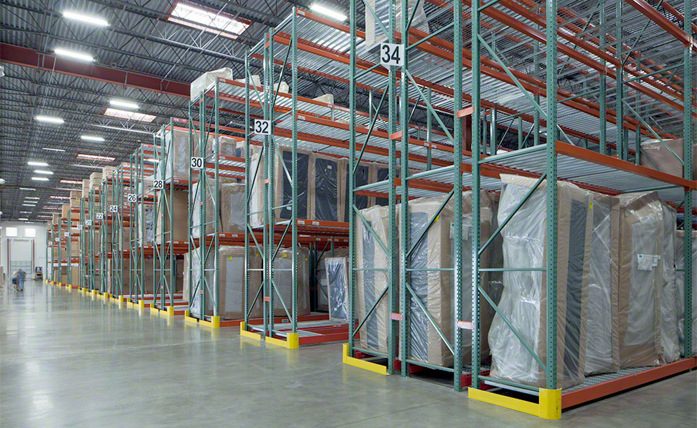 Le nouvel entrepôt doté d'allées étroites de Rana Furniture en Floride