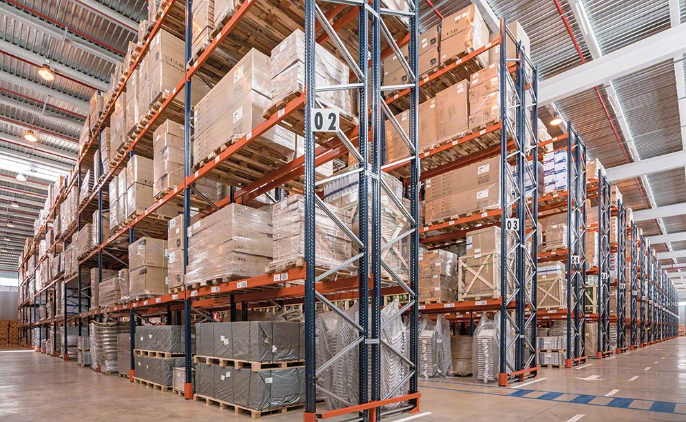 Entrepôt de produits de bricolage et de jardinage de Leroy Merlin Entrepôt de produits de bricolage et de jardinage de Leroy Merlin