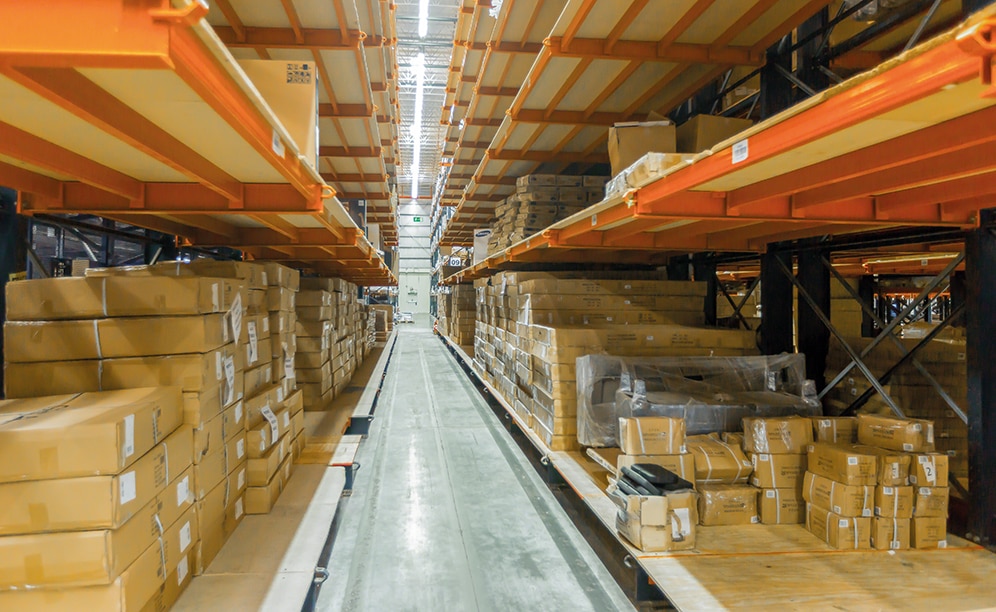 Les rayonnages cantilever installés dans l’entrepôt de Grupo Ramos, de 32 m de long occupent un espace de 320 m²