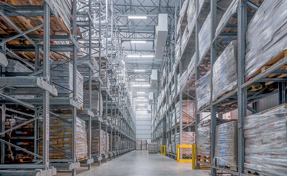 L’entrepôt est équipée avec 150 canaux de stockage d’une capacité de 22 palettes en profondeur