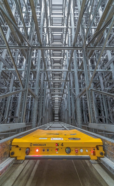 L'installation mesure 14 mètres de hauteur et est équipée d’un système par accumulation Pallet Shuttle