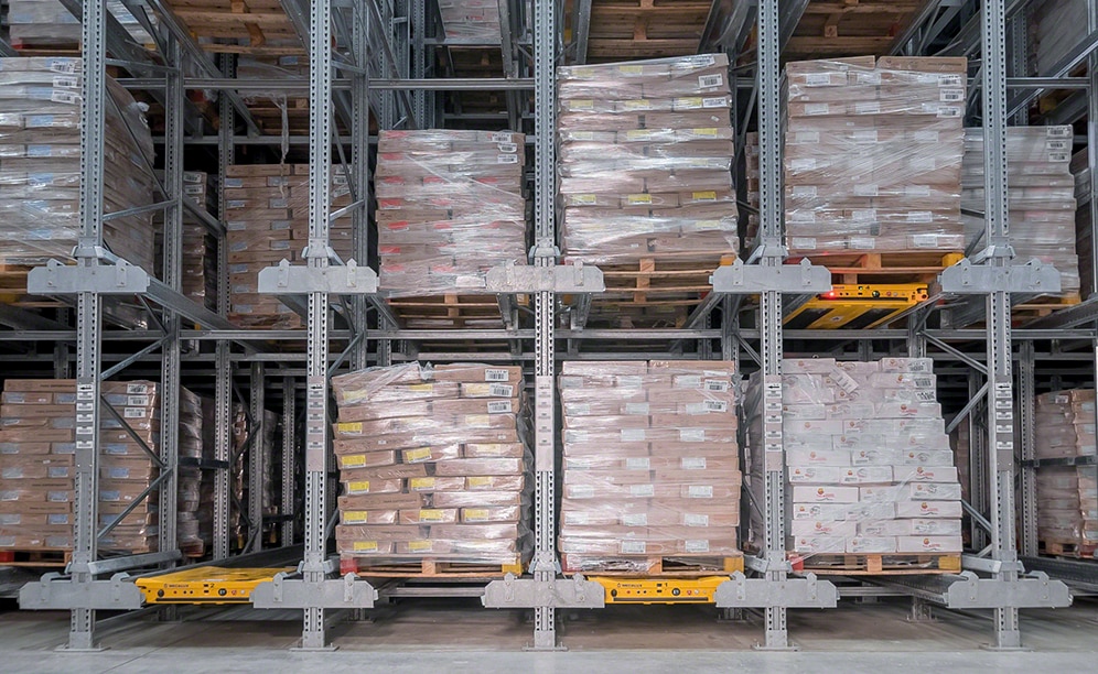 Le chargement et déchargement de marchandises est effectué par 4 navettes motorisées qui se déplacent à l'intérieur des rayonnages