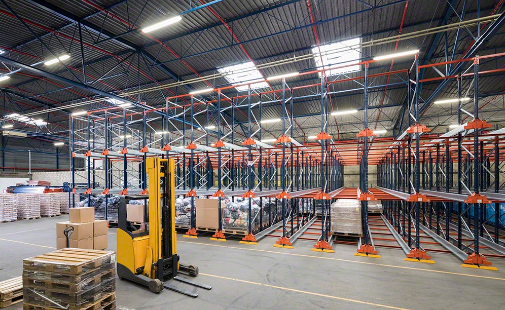 Les étagères de Croix Rouge peuvent stocker jusqu'à 2 322 palettes Les étagères de Croix Rouge peuvent stocker jusqu'à 2 322 palettes