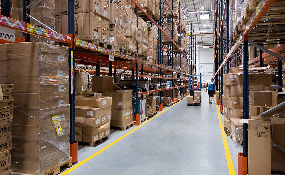 Les rayonnages s'adaptent à des produits de différentes dimensions et rotations Les rayonnages s'adaptent à des produits de différentes dimensions et rotations