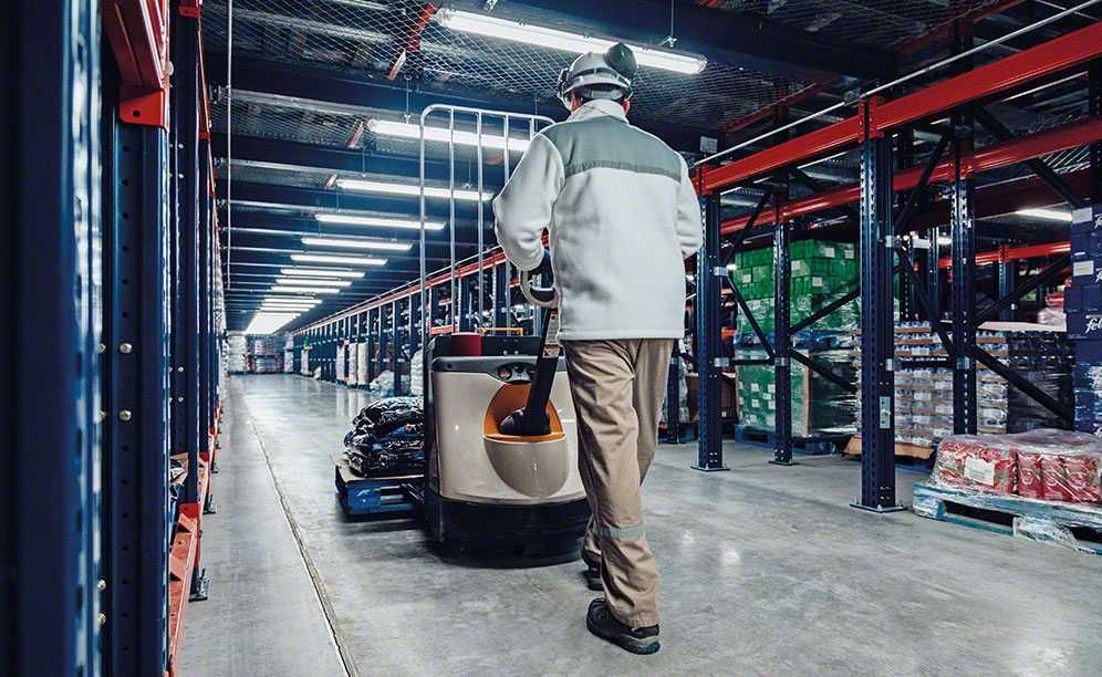 Allées de picking sous bloc de rayonnages par accumulation avec Pallet Shuttle Allées de picking sous bloc de rayonnages par accumulation avec Pallet Shuttle