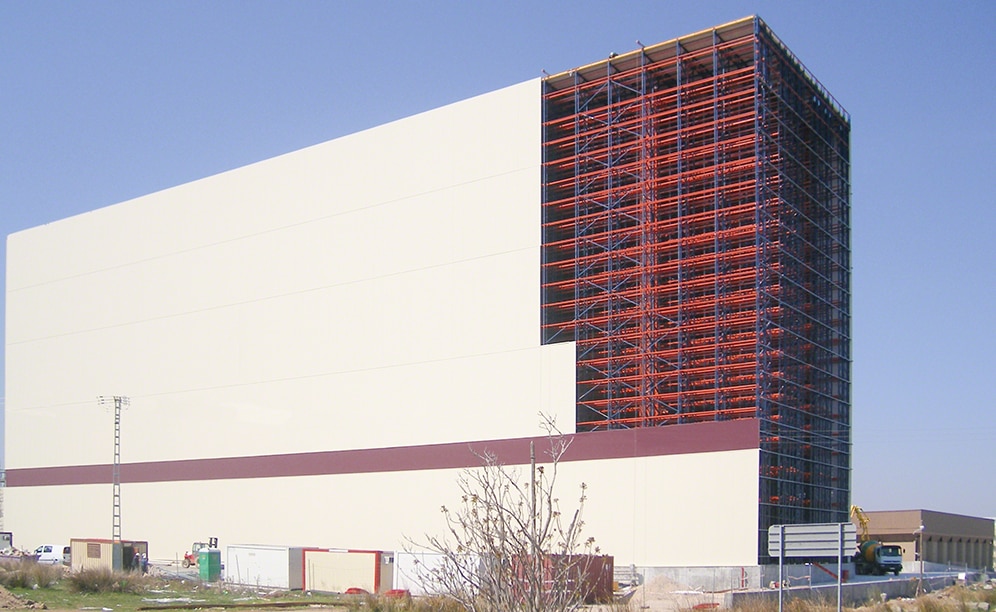 L'entrepôt de Delaviuda mesure 101 m de longueur et 42 m de hauteur, et sa capacité de stockage atteint plus de 22 100 palettes