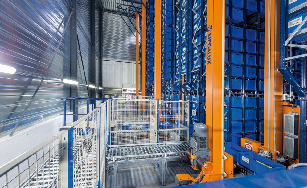 Un magasin automatique Miniload a été installé. Il est équipé de quatre transstockeurs