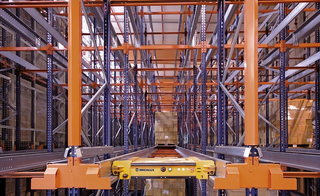 L'installation de Pallet Shuttle de stockage permet d'améliorer la productivité, d'obtenir une plus grande capacité et de réduire les coûts de main-d'œuvre
