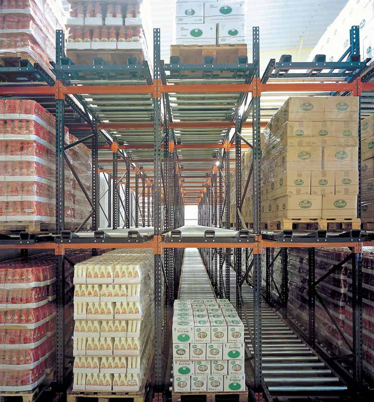 Rayonnages dynamiques d'un fabricant de jus