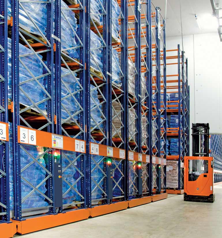 Rayonnages sur bases mobiles pour le stockage de viande congelée