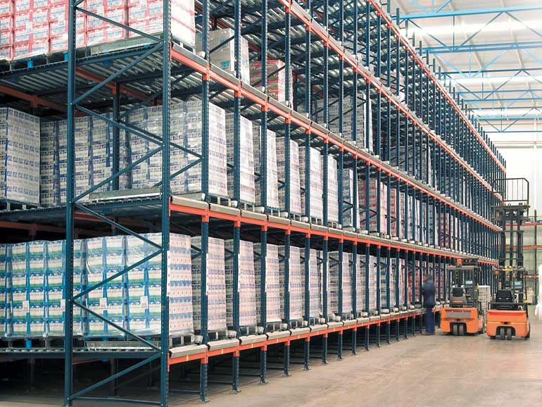 Rayonnages à palettes dynamiques d'une entreprise du secteur alimentaire