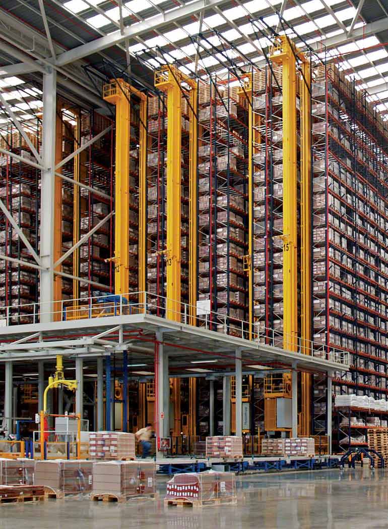 Intérieur d'un entrepôt autoportant d'une entreprise de construction