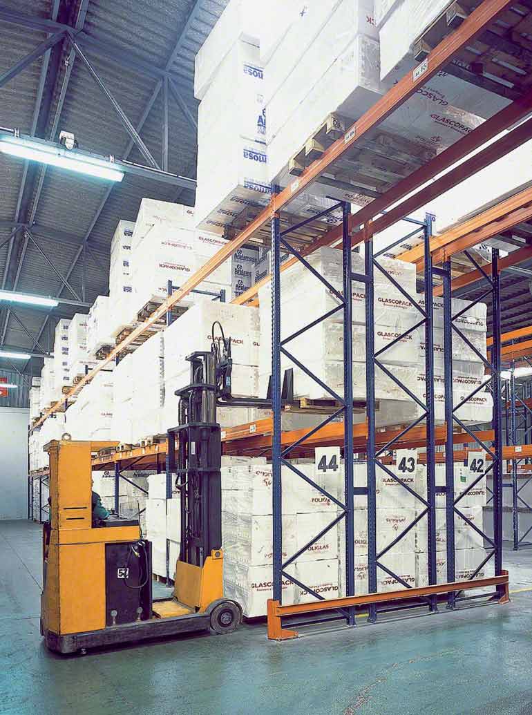 Rayonnages à palettes simple profondeur dans l'entrepôt d'un prestataire logistique