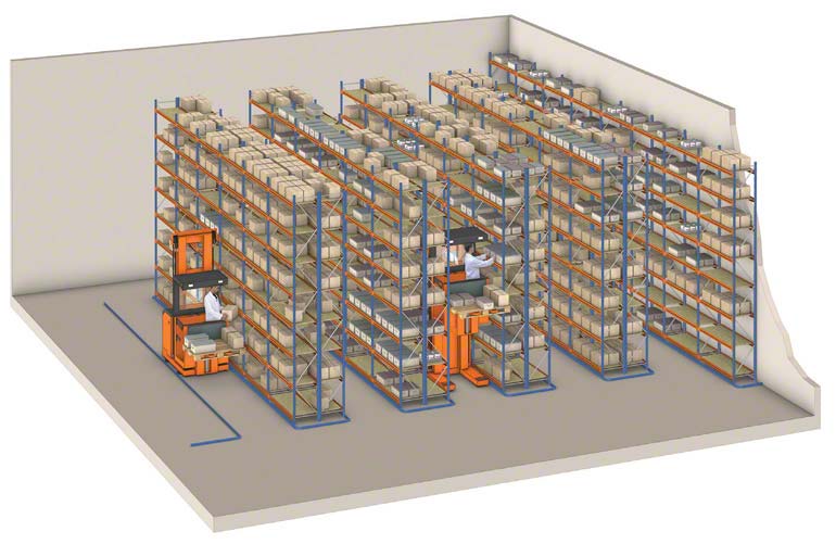 Chariot préparateur de commandes travaillant dans un rayonnage de picking