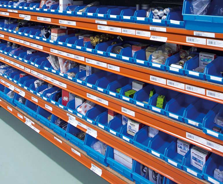 Société de fournitures industrielles. Les supports des produits sont des bacs.