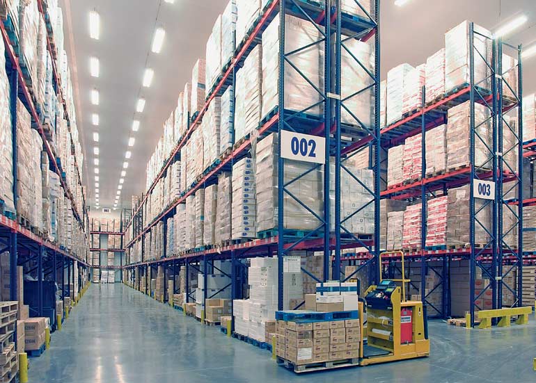 Entrepôt d'une entreprise du secteur de la distribution