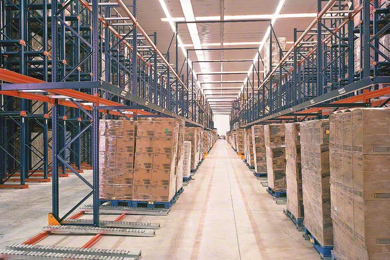 Entrepôt d'une entreprise du secteur de la distribution