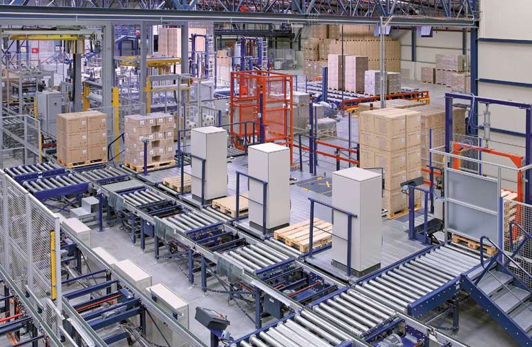 Postes de picking à l'avant d'un magasin automatique