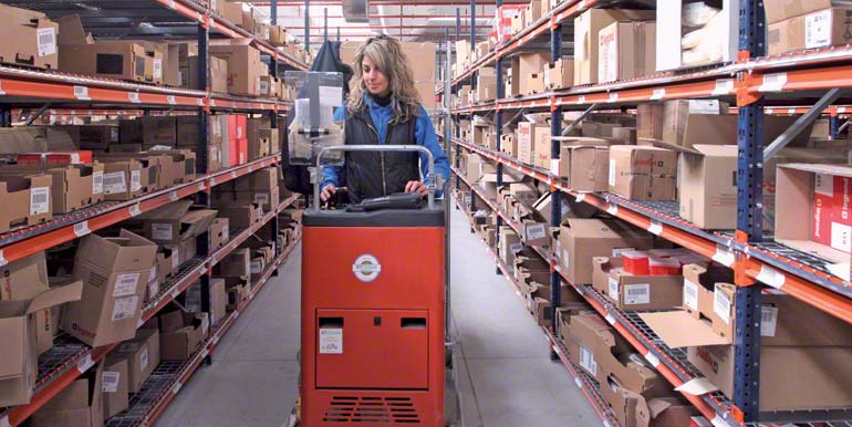 Opératrice réalisant le picking avec un chariot préparateur de commandes