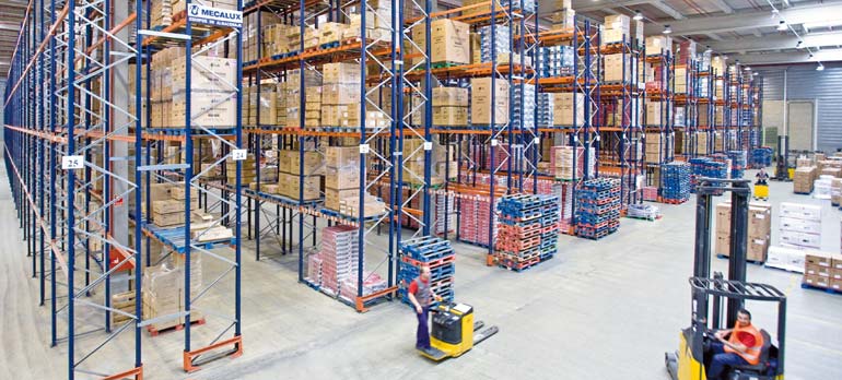 Entrepôt d'une entreprise de produits électroniques.