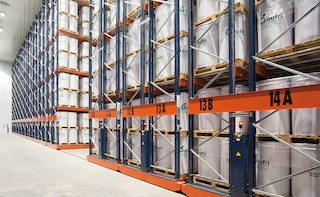 Rayonnages Movirack et drive-in pour les chambres de congélation de Nufri Rayonnages Movirack et drive-in pour les chambres de congélation de Nufri