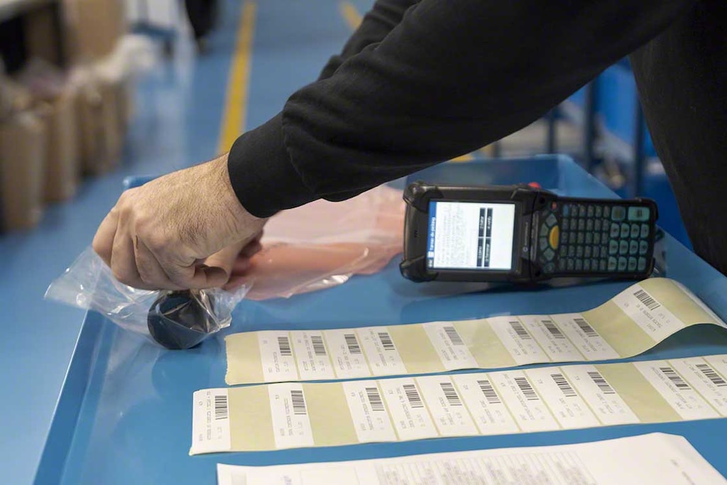 Tous les articles étant codifiés, le WMS peut les classer et mettre en place une stratégie de localisation de la marchandise